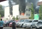 Gedung Dua Lantai di Komplek Politeknik Negeri Sriwijaya Terbakar 