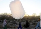 Tak Lagi Miliki Rasa Takut, Warga Pakistan Isi Gas Alam Dengan Kantong Plastik Besar Demi Memasak