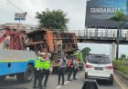 Mobil Towing Angkut Dump Truk Nyangkut di JPO, Bikin Jalan Protokol di Palembang Macet