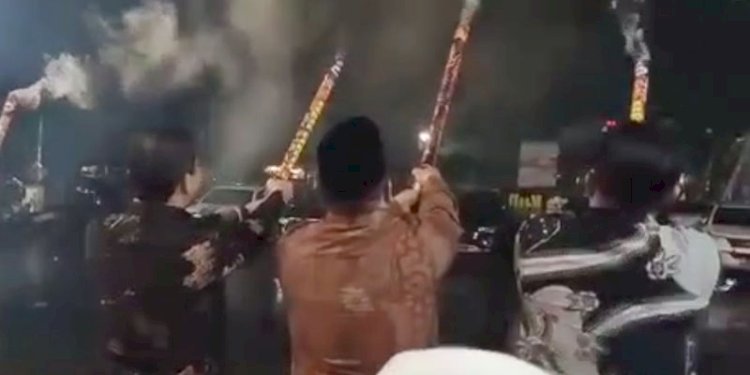 Wakil Bupati Kaur, Herlian Muchrim (kiri) saat bermain kembang api bersama Bupati dan FKPB/Net