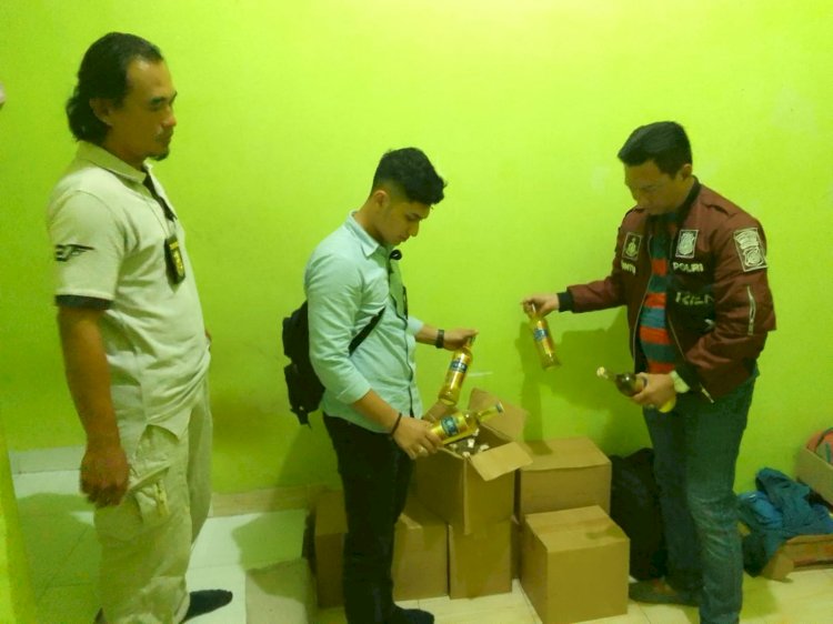 Ratusan botol Miras disita jajaran Polsek Lawang Kidul. (Noviansyah/RmolSumsel.id)