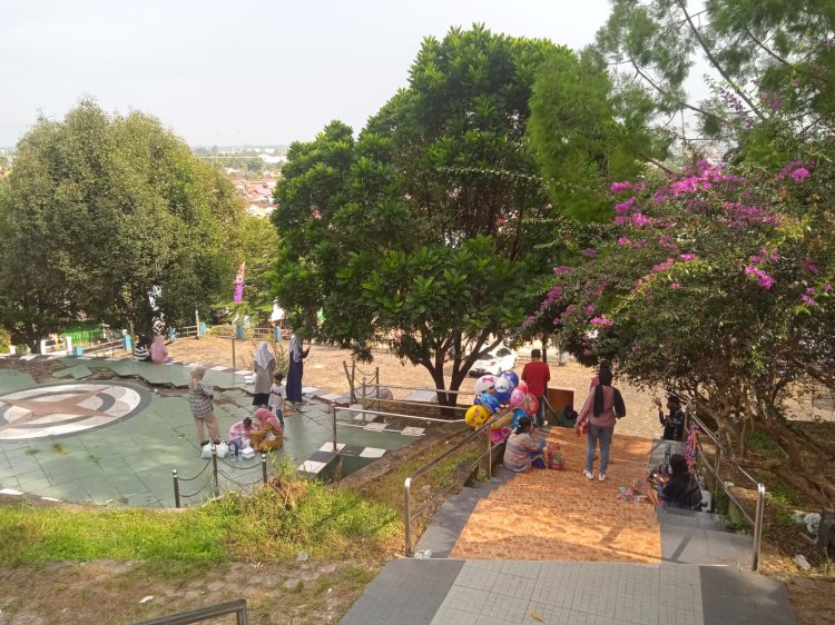 Pengunjung objek wisata Bukit Sulap Lubuklinggau.(foto Istimewa)