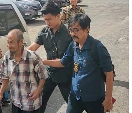 Pelaku saat diamankan pihak kepolisian. (Ist/Rmolsumsel.id). 