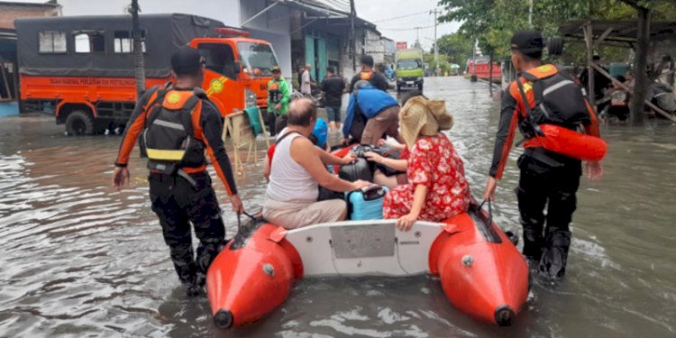 Tim SAR gabungan mengevakuasi warga yang terdampak banjir di Kota Semarang/Ist