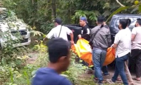 Jenazah korban Robi saat dilakukan evakuasi oleh pihak kepolisian dan dibawa ke IGD RS Pratama Kecamatan Tanah Abang Kabupaten PALI. (Ist/dok). 
