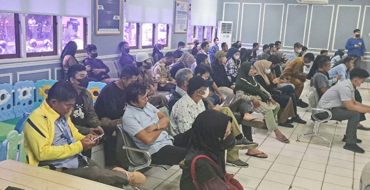 Puluhan pemohon yang mengurus perpanjangan SIM di Satpas Polresta Palembang, Senin (2/1).(Adam Rachman/RmolSumsel.id)