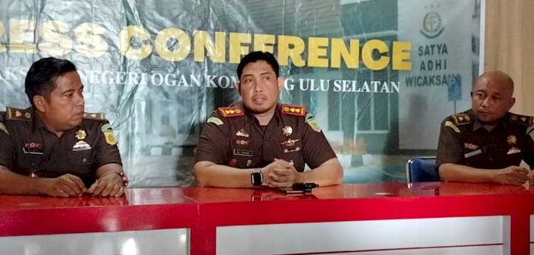 Kajari OKU Selatan Dr Adi Purnama dalam keterangan persnya yang didampingi Kasi Pidsus Julian Rahman dan Kasi Intelijen Aci Jaya Saputra/ist