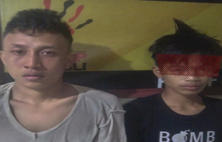 Dua pemuda yang tertangkap mencuri di minimarket Alfarmat Desa Sari Guna, Kecamatan Belitang Mulya, Kabupaten OKU Timur, Sumatera Selatan. (dok. Polisi)