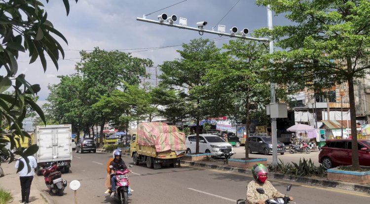 Salah satu Kamera Electronic Traffic Law Enforcement (ETLE) yang sudah terpasang di Jalan KH. A. Rasyid pada Senin (2/1/2023). Satlantas Polrestabes Palembang berencana menambah tujuh kamera tilang guna menekan angka pelanggaran lalu lintas di Kota Palembang. (AdamRachman/RmolSumsel.id)