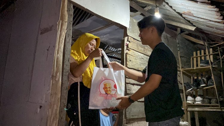 Relawan Ganjar Milenial Center saat membagikan sembako ke rumah warga kurang mampu di Baturaja. (ist/rmolsumsel.id)