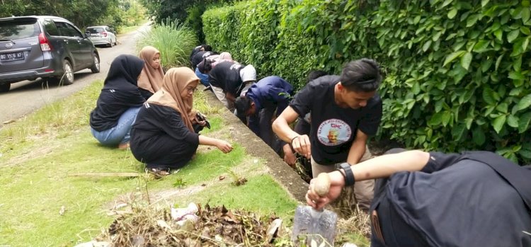 Relawan Ganjar Milenial Center Lubuklinggau melakukan aksi bersih-bersing kampung di Kecamatan Lubuklinggau Barat. (ist/rmolsumsel.id)
