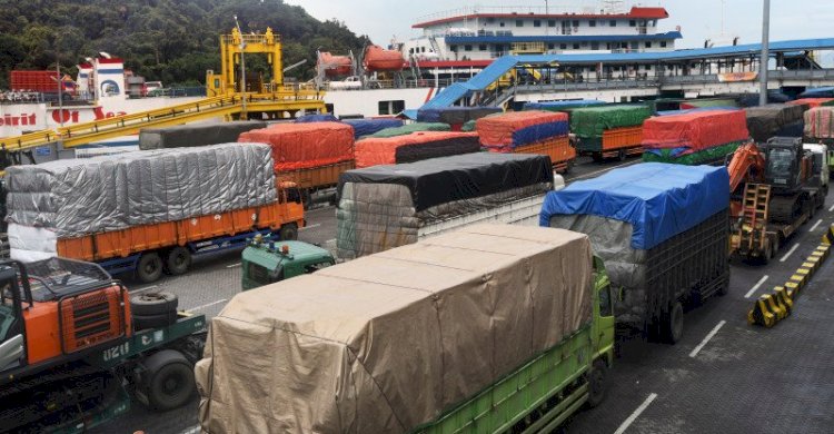 Truk besar dengan muatan Melebih 50 Ton dilarang menyeberang ke Merak