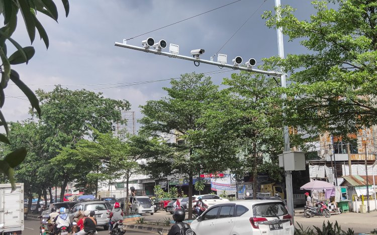 Kamera tilang elektronik berjenis kamera checkpoint yang terpasang di Jalan KH. A. Rasyid, Kelurahan 5 Ulu, Kecamatan Seberang Ulu 1, Selasa (3/1/2023).(AdamRachman/RmolSumsel.id)
