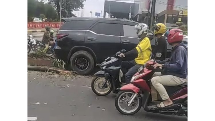 Kecelakaan tunggal satu unit mobil Toyota Fortuner menabrak pembatas jalan di Jalan R Sukamto tepatnya depan PTC Kecamatan Ilir Timur II Palembang Selasa (3/1/2023) siang sekitar pukul 13.00 WIB. (ist/RmolSumsel.id)