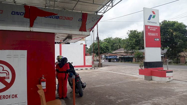 Tampak pelanggan sedang membeli Pertamax di Pertashop 2P.314287 jelang turunnya harga Pertamax. (Noviansyah/RmolSumsel.id)