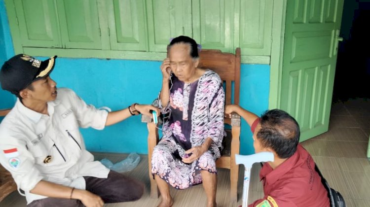 Pemerintahan Desa Baturaja Baru, Kecamatan Tebing Tinggi, Kabupaten Empat Lawang salurkan bantuan sosial berupa alat kesehatan/ist