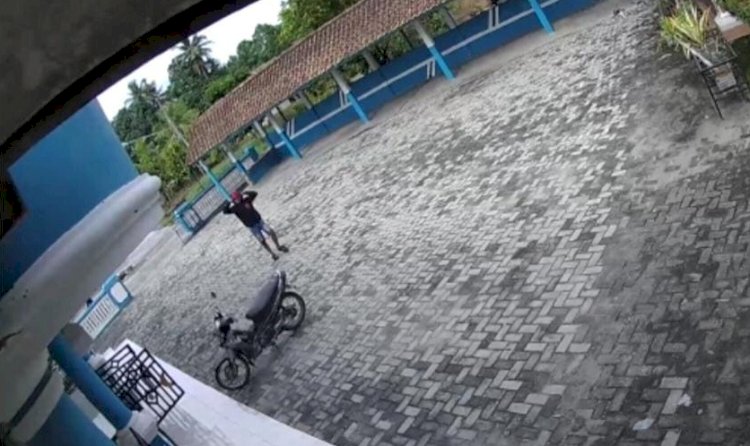 Detik-detik pencurian motor di halaman masjid terekam CCTV/repro