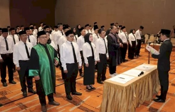 Sebanyak 99 Orang Panitia Pemilihan Kecamatan (PPK) di 18 kecamatan di Kota Palembang dilantik dan diambil sumpah/ist