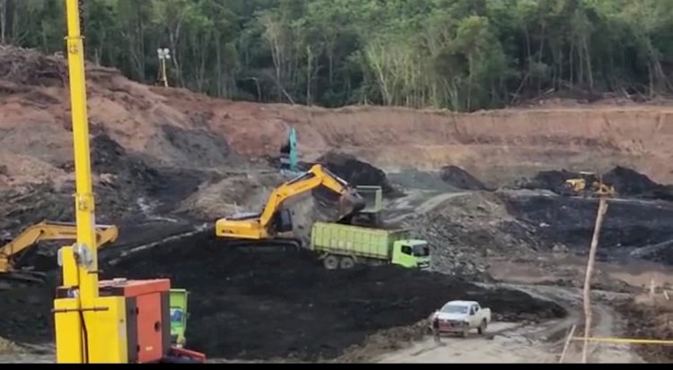 Tangkapan layar video longsoran di lokasi tambang yang beredar beberapa waktu lalu. (ist/rmolsumsel.id)