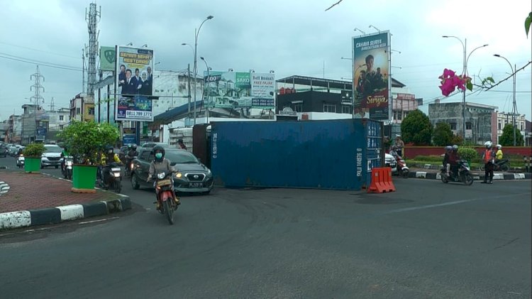 Mobil fuso pengangkut peti kemas terbalik di simpang patal Palembang sebabkan kemacetan/ist.