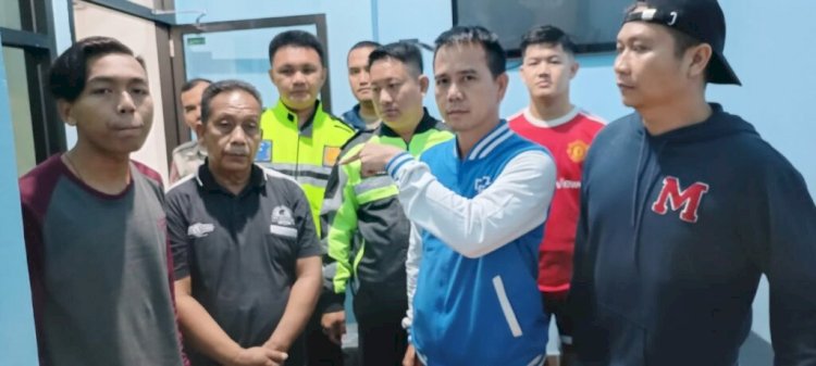 Anggota Satlantas Polres OKU bersama warga menangkap basah dua orang terduga dukun palsu/ist