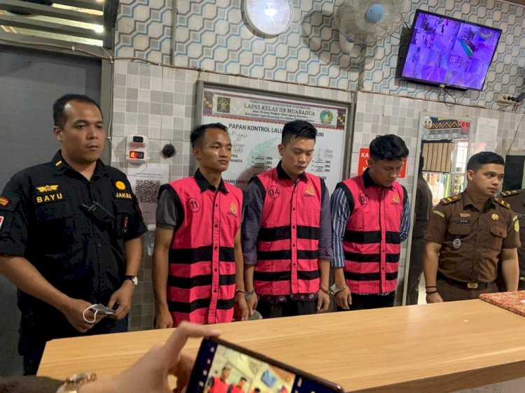 Tiga pegawai bank plat merah di Kabupaten OKU Selatan ditetapkan sebagai tersangka atas dugaan kasus korupsi Rp 1,22 mliar. (MAT/RmolSumsel.id)