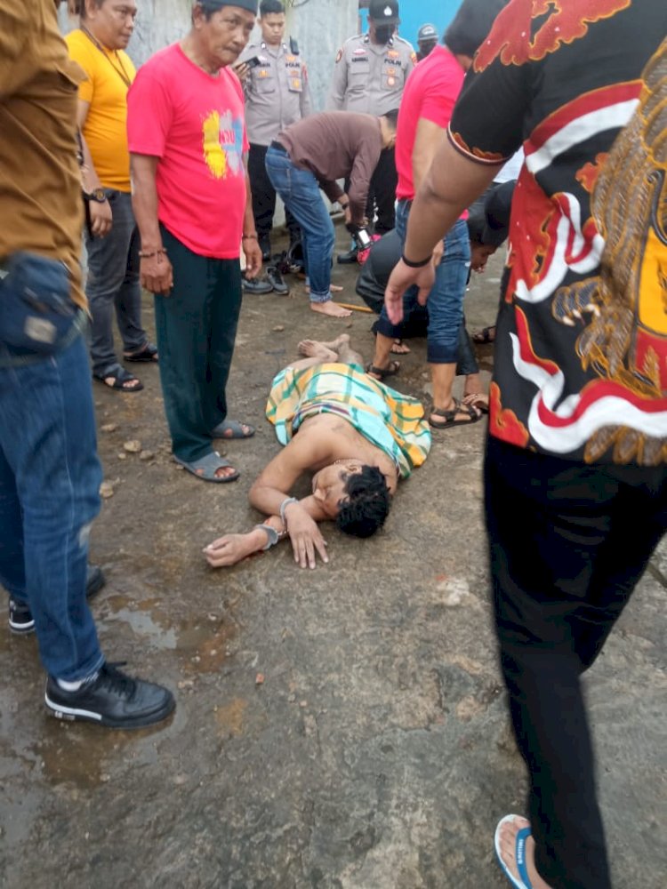 Robert (40), seorang mantan narapidana di Kelurahan 3 Ilir Simpang Sabo Kingking, Kecamatan Ilir Timur II Palembang diamankan polisi karena mengamuk dan membacok dua orang termasuk seorang anggota polisi, Jumat (6/1) di Jalan Sersan KKO Badarudin Kecamatan Ilir timur II Palembang.(ist/rmolsumsel.id)   