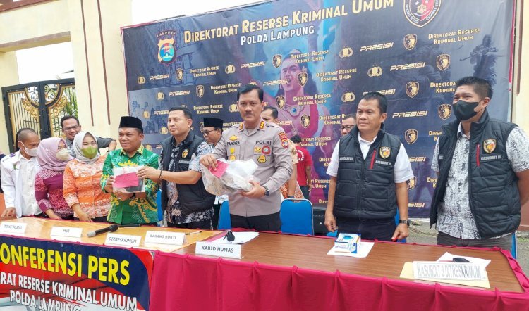 Direktur Reserse Kriminal Umum Polda Lampung Kombes Reynold Hutagalung saat melakukan gelar perkara terkait ungkap kasus pengerusakan kantor MUI Lampung yang dilakukan oleh lima orang. (Rmollampug.id)