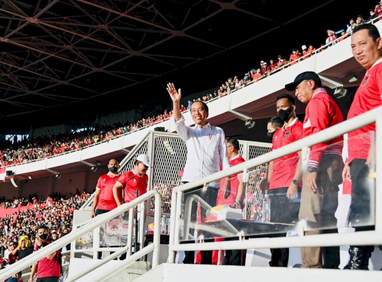 Presiden Jokowi menyaksikan laga semifinal leg pertama Piala AFF antara tim nasional sepak bola Indonesia dengan Vietnam di Stadion Utama GBK, Jakarta, pada Jumat (06/01/2023) sore. (Foto: BPMI Setpres/Laily Rachev). 
