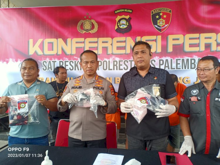 Gelar perkara kasus polisi gadungan memeras seorang pemuda dengan modus open BO di Palembang, Sumatera Selatan. (dok. Polisi)