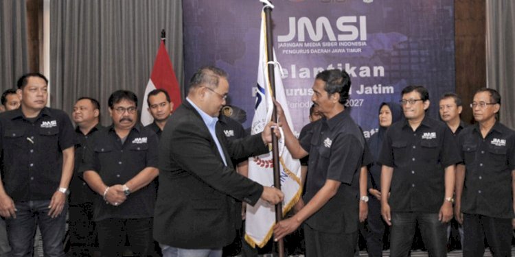 Ketua Umum JMSI, Teguh Santosa mengukuhkan kepengurusan JMSI Jawa Timur periode 2022-2027/ist