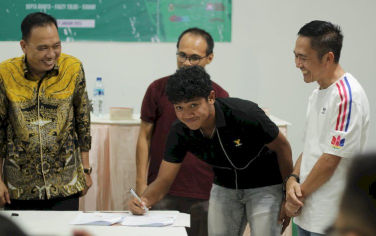 Pemain  kontrak langsung bersama Presiden Klub PS Palembang Ratu Dewa dan Manager Liga 3 Zulfikar/ist