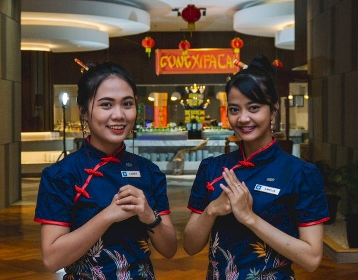 Pegawai 9 Rivers Restaurant Wyndham Opi Hotel Palembang siap menyambut pengunjung pada perayaan Tahun Baru Imlek 2574. (ist/rmolsumsel.id)