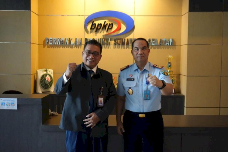 Kakanwil Kemenkumham Sumsel, Ilham Djaya (Kanan) bersama Kepala Perwakilan BPKP Prov Sumsel, Buyung (kiri) usai audiensi. (ist/rmolsumsel.id)