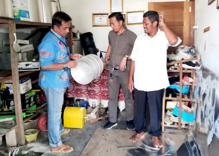 Kepala Dinas Koperasi dan UKM mengunjungi salah satu pengrajin kaleng alumunium di Kecamatan Talang Ubi/ist.