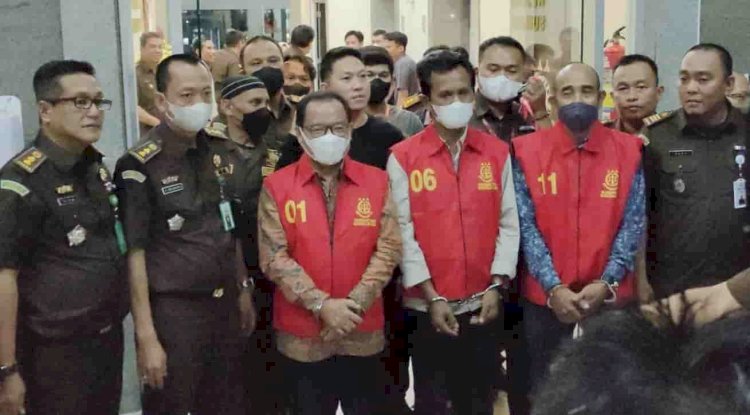 Ketiga tersangka dugaan korupsi program serasi, termasuk mantan kadis Pertanian Tanaman Pangan dan Holtikultura Banyuasin, ketika akan ditahan menuju Rutan Pakjo Palembang (12/12) lalu/ist