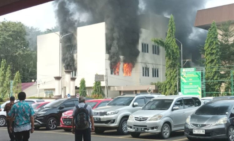 Kebakaran gedung dua lantai di komplek kampus Poltek Negri Sriwijaya/repro