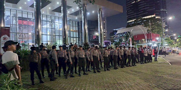 Puluhan personel polisi berjaga di Gedung Merah Putih KPK jelang kedatangan Lukas Enembe/RMOL