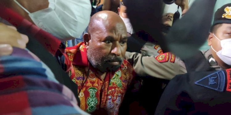 Gubernur Papua Lukas Enembe saat dibawa ke RSPAD usai ditangkap di Jayapura oleh KPK/RMOL