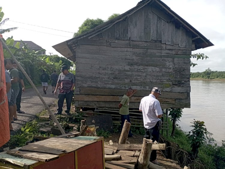 Rumah warga di Kelurahan Balai Agung Sekayu ambruk usai dihantam longsor/ist.