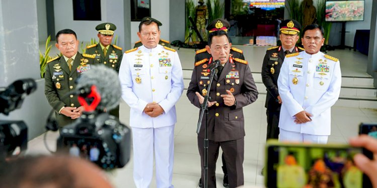 Kapolri Jenderal Listyo Sigit Prabowo saat kunjungan kerja di Papua bersama Panglima TNI Laksamana Yudo Margono dan tiga Kepala Staf Angkatan/Ist