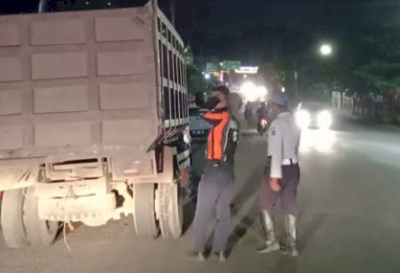 Angkutan batubara yang kerap terparkir di Jalam SMB II Kabupaten Muara Enim. (noviansyah/rmolsumsel.id)