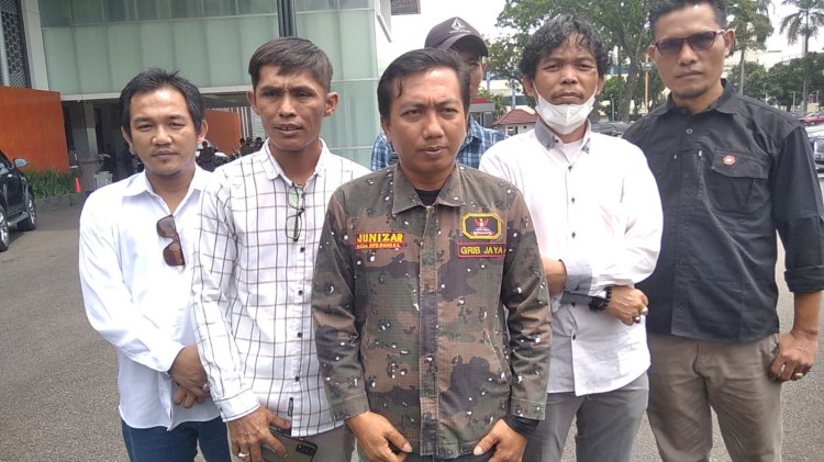 Sejumlah perwakilan ormas, LSM dan elemen masyarakat Muara Enim usai menggelar mediasi dengan Gubernur Sumsel terkait Pelantikan Wabup Muara Enim Terpilih. (ist/rmolsumsel.id) 