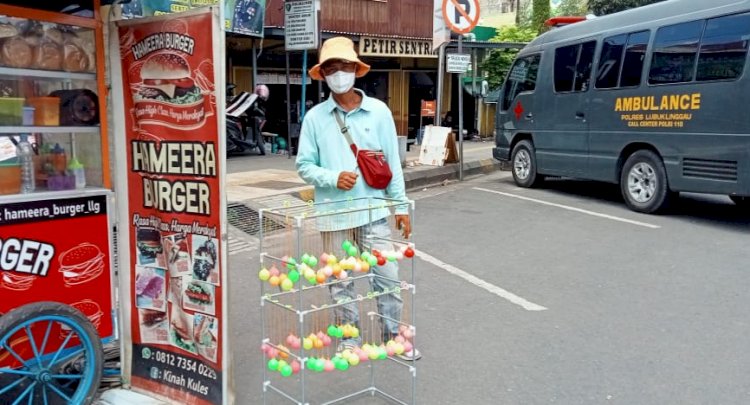 Salah seorang penjual mainan lato-lato di Kota Lubuklinggau. (ansyori malik/rmolsumsel.id)
