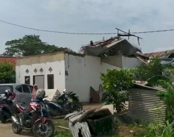 Salah satu rumah rusak di Kelurahan Lebong Gajah Palembang akibat terjangan angin kencang. (ist/rmolsumsel.id)