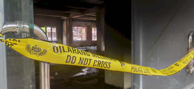 Gedung Riset Center Politeknik Negeri Sriwijaya yang terbakar dipasang garis polisi, Selasa (10/1/2023). Polrestabes Palembang berencana akan lakukan mediasi terhadap diduga pelaku yang masih dibawah umur. (Adam Rachman/Rmolsumsel.id)