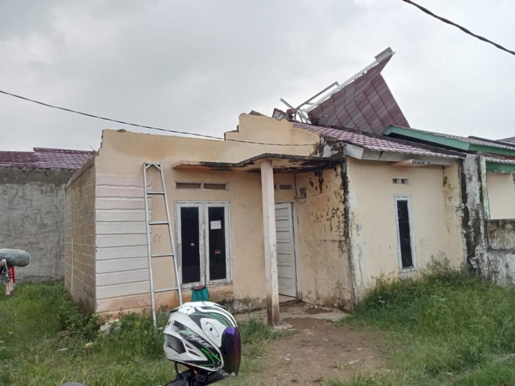 Rumah warga yang mengalami kerusakan usai diterpa angin puting beliung. (RmolSumsel.id)