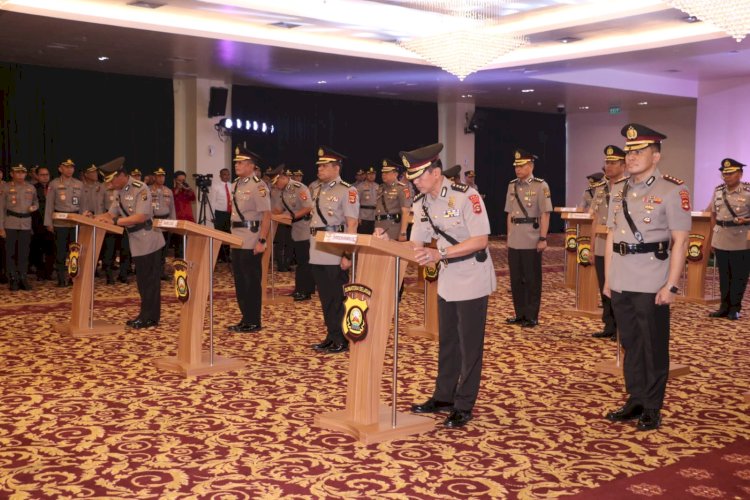 Kapolda Sumsel Irjen Pol Albertus Rachmad Wibowo memimpin upacara serah Terima jabatan pejabat utama Polda Sumsel dan 6 Kapolres/ist.