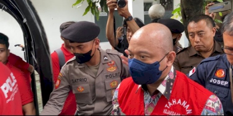  Irjen TM yang mengenakan batik dibalut rompi tahanan Kejaksaan Negeri Jakarta Barat digiring ke mobil tahanan/Ist