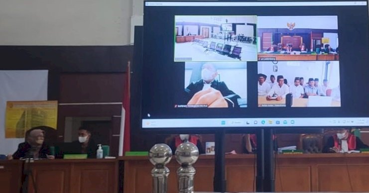 Para terdakwa korupsi kegiatan pembangunan lapangan sepak bola mini  menjalani sidang secara virtual/ist